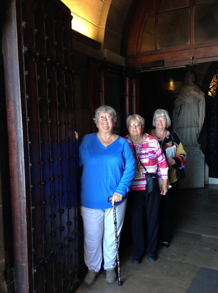 Nous organisons des excursions Croisiéristes d'un groupe de Dame séniors, ici devant Notre Dame de la Garde